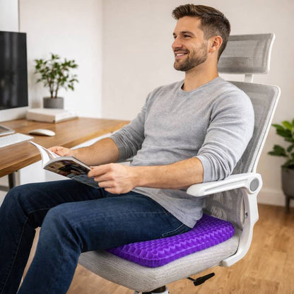 Un homme utilise le Coussin Anti-Escarre Fessier Gel​