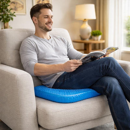 Un homme utilise le Coussin Anti-Escarre Gel Percé​