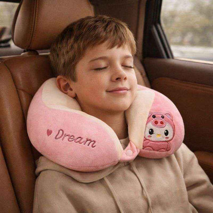 Un enfant porte le Coussin Avion Enfant rose