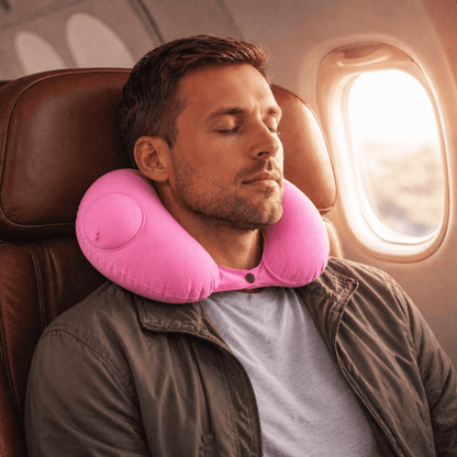 Un homme porte le Coussin Avion Gonflable Facile rose
