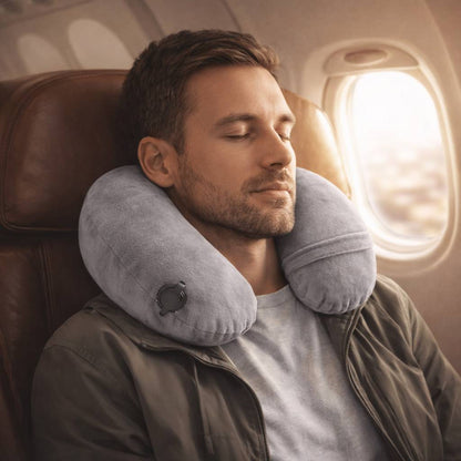 Un homme porte le Coussin Avion Gonflable gris