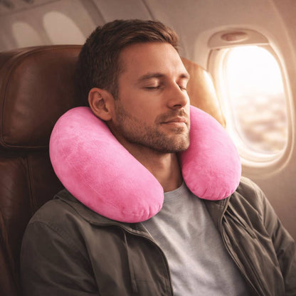 Un homme porte le Coussin Avion Gonflable rose