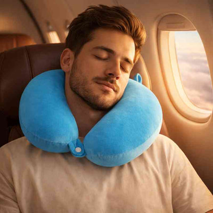 Un homme porte le Coussin Avion Nuque bleu