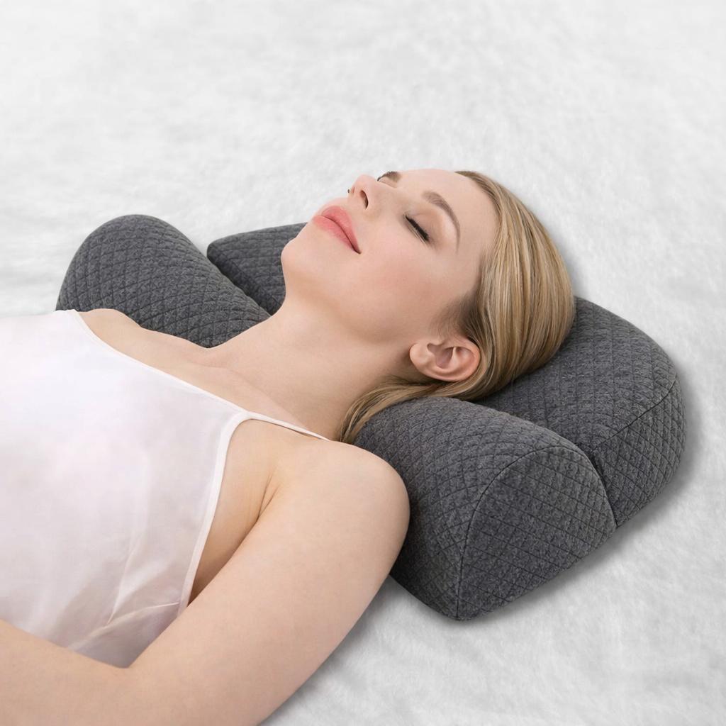Une femme utilise leCoussin Cervical Nuit gris​