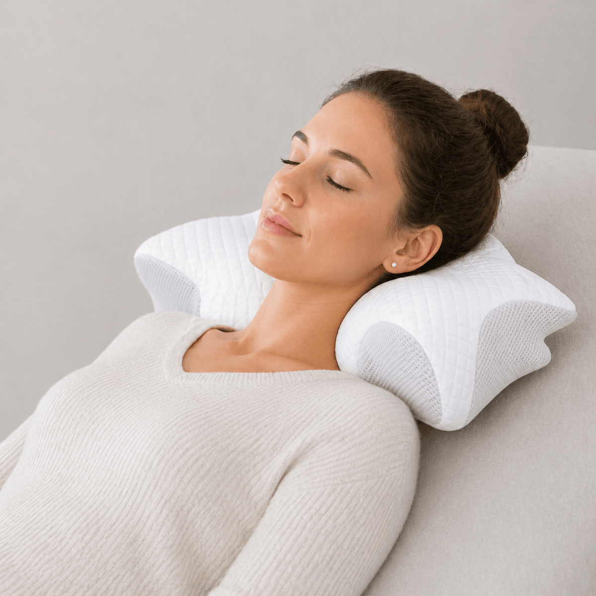 Une femme porte le Coussin Cervical Pharmacie Blanc