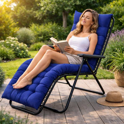 Une femme assise sur le Coussin Chaise Longue bleu