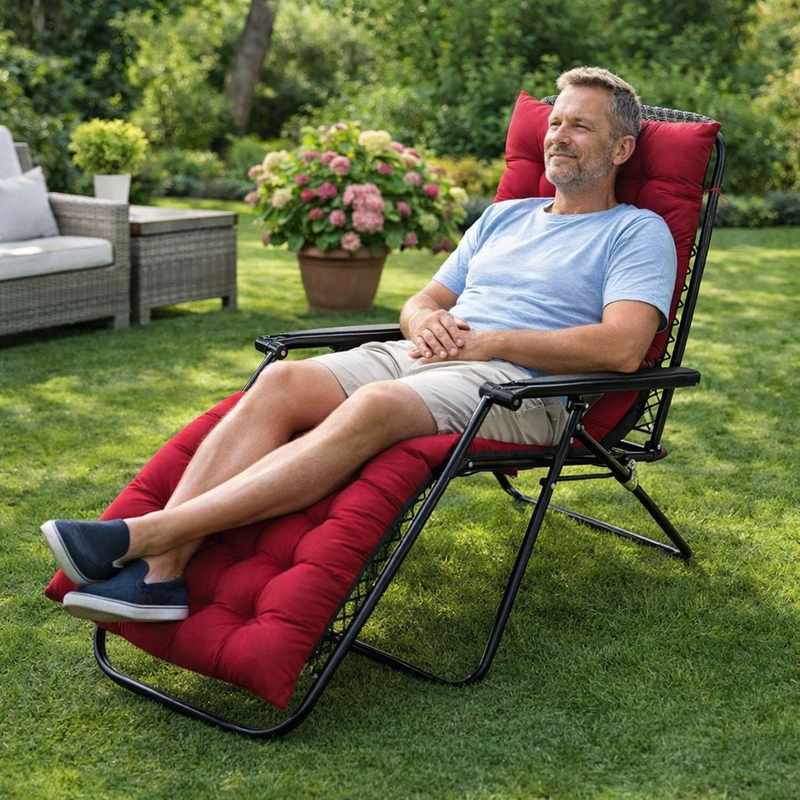 Un homme assis sur le Coussin Chaise Longue bordeaux