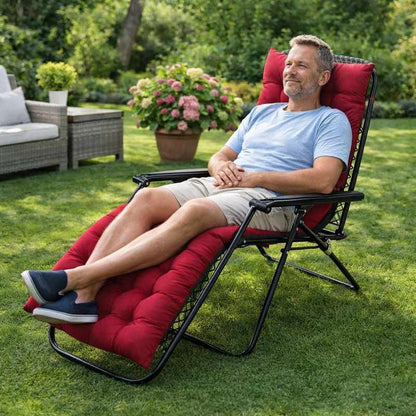 Un homme assis sur le Coussin Chaise Longue bordeaux