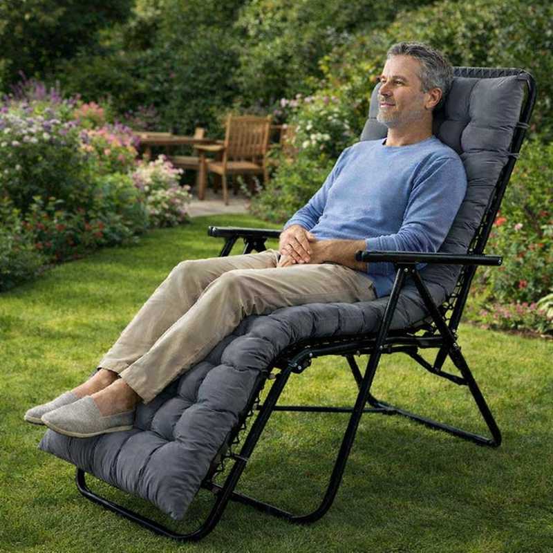 Un homme assis sur le Coussin Chaise Longue gris