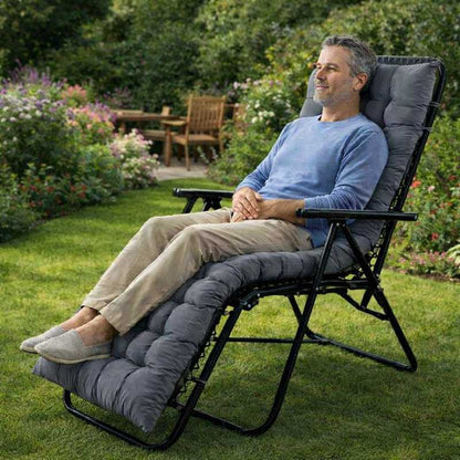 Un homme assis sur le Coussin Chaise Longue gris