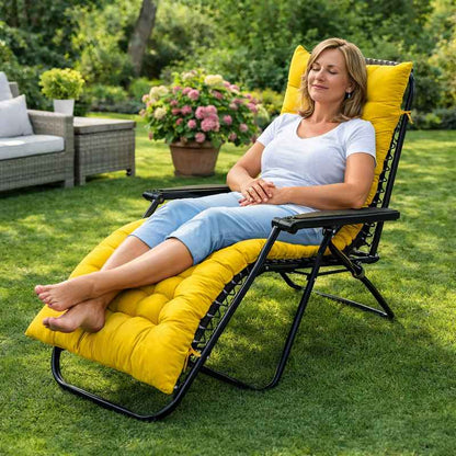 Une femme assise sur le Coussin Chaise Longue jaune