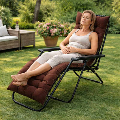 Une femme assise sur le Coussin Chaise Longue marron