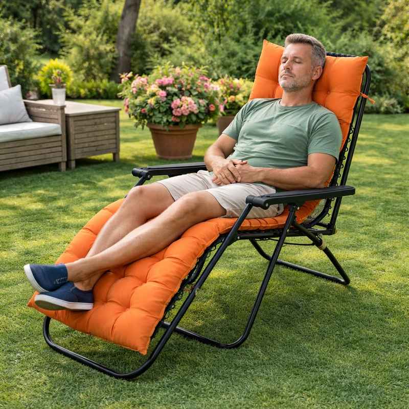 Un homme assis ur le Coussin Chaise Longue orange