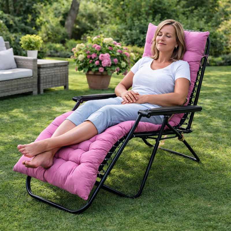 Une feme assis sur le Coussin Chaise Longue rose