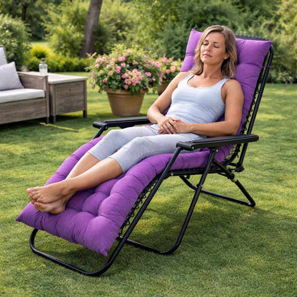 Une femme assise sur le Coussin Chaise Longue violet