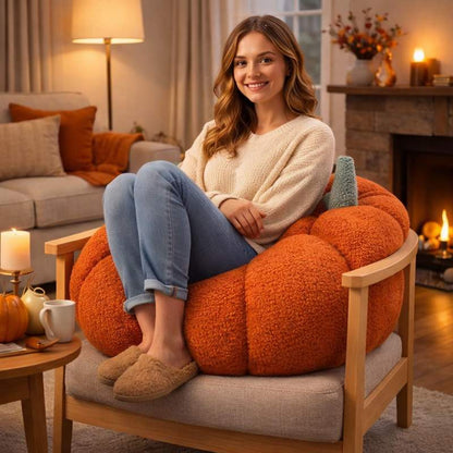 Une femme assis sur Coussin Citrouille Halloween