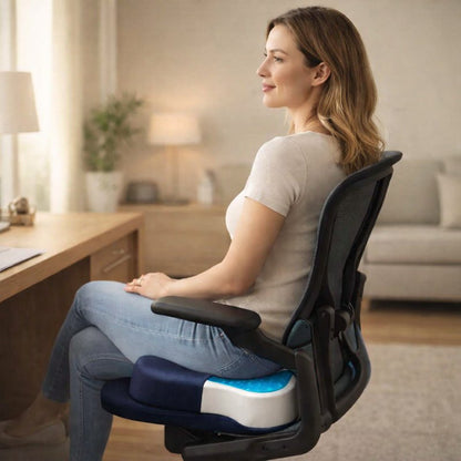 Une femme utilise le Coussin Coccyx gel bleu
