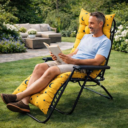 Un homme assis sur le Coussin Fauteuil Jaune étoile 