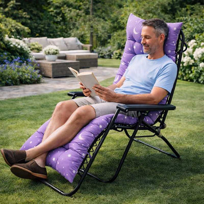 Un homme assis sur le Coussin Fauteuil Violet étoile 
