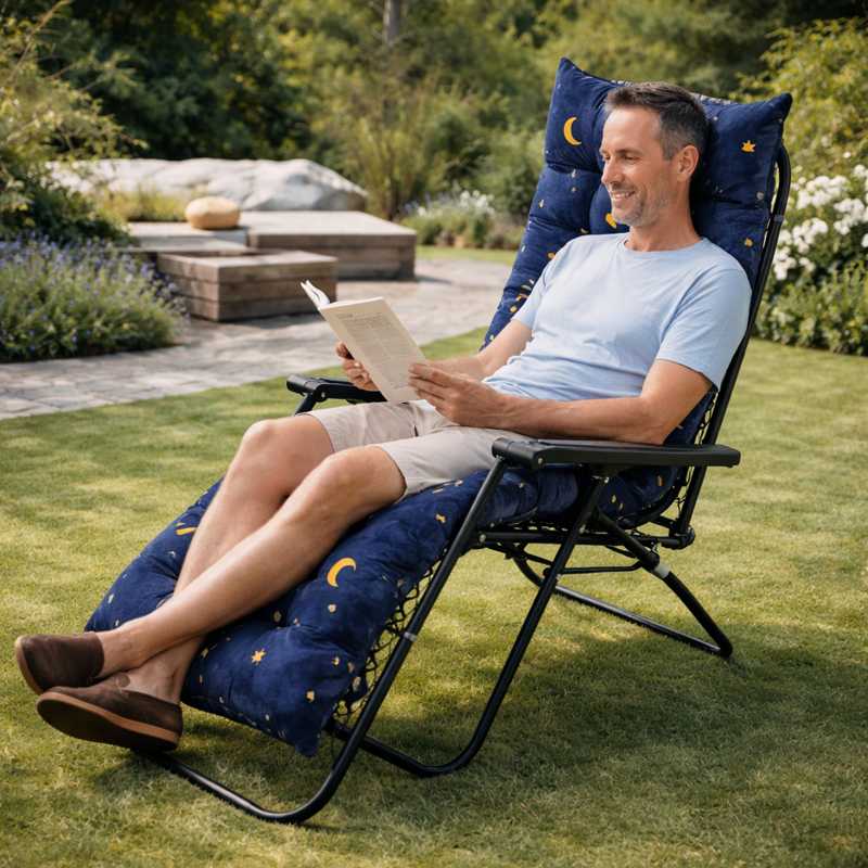 Un hmme assis sur le Coussin Fauteuil bleu marine à étoile
