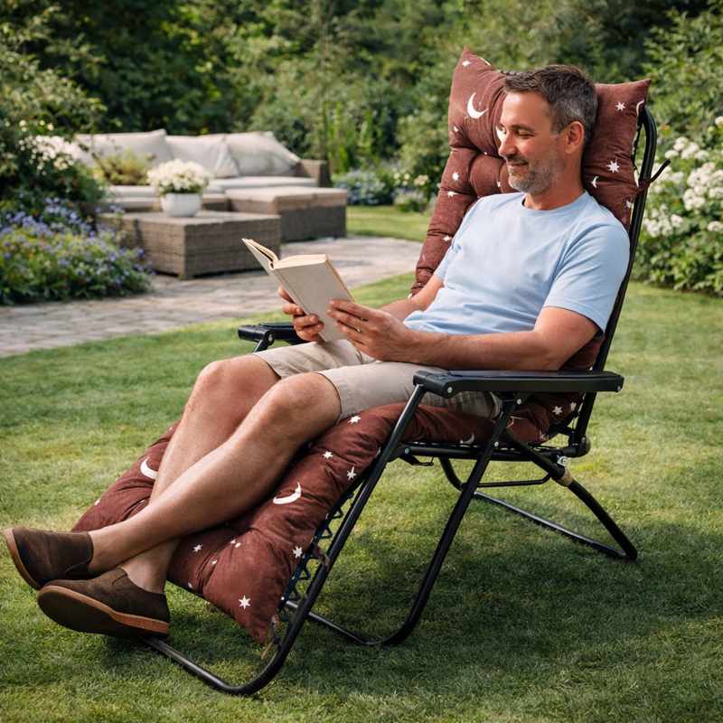 Un hmme assis sur le Coussin Fauteuil marron étoile