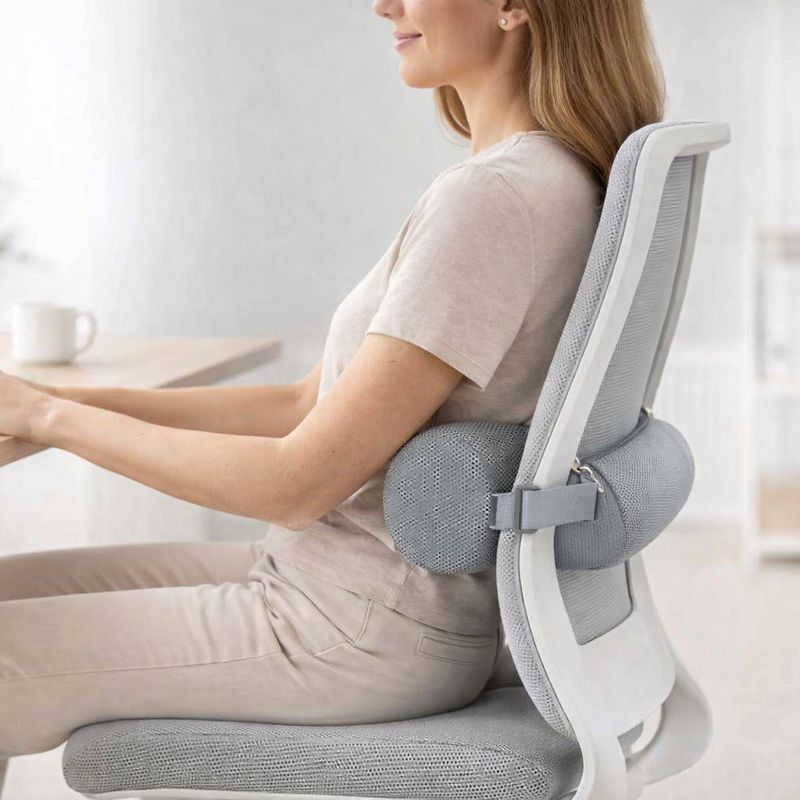 Une femme utilise le Coussin Lombaire Siège de bureau gris 