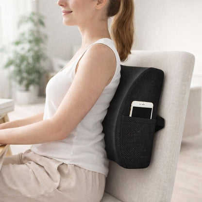 Une femme utilise le Coussin Lombaire avec Rangement housse noir 