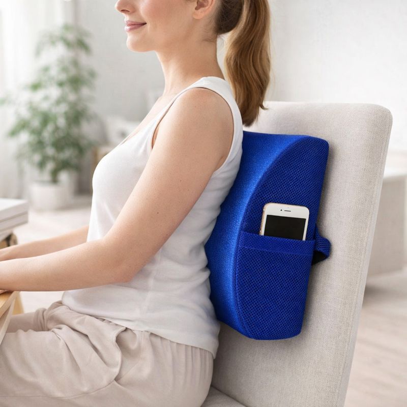 Une femme utilise le Coussin Lombaire pour Rangement marine