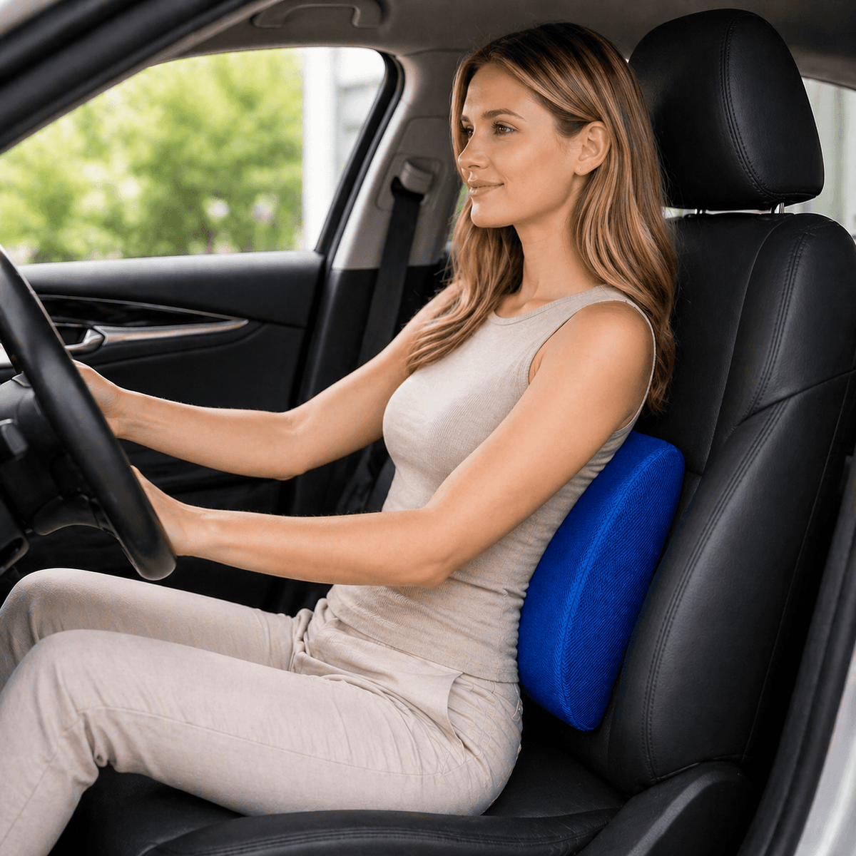 Une femme utilise le Coussin Lombaire pour Voiture Bleu