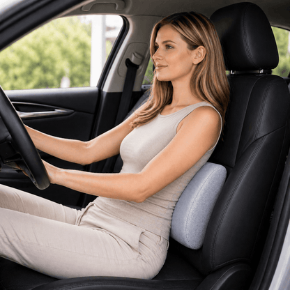 Une femme utilise le Coussin Lombaire Voiture Gris