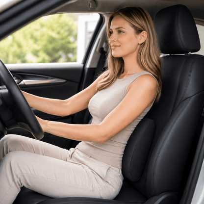Une femme utilise le Coussin Lombaire pour Voiture Noir