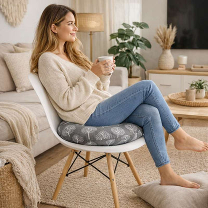 Une femme assise sur e Coussin de Chaise Rond​ Arbre gris en maison