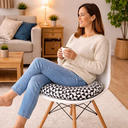 Une femme assise sur le Coussin de Chaise Rond noir & blanc