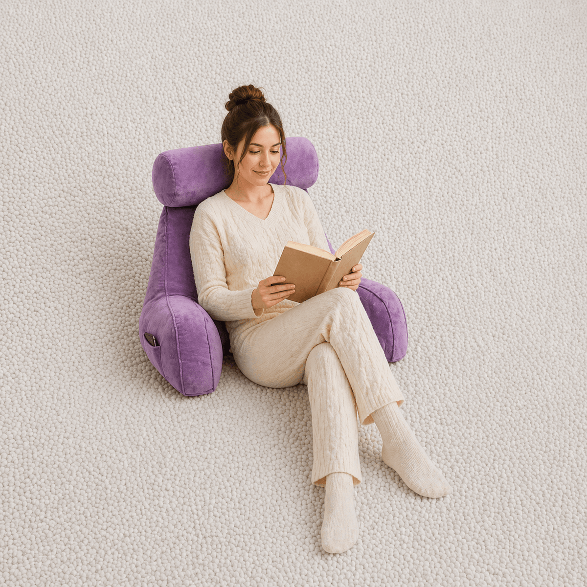 Une femme utilise le Coussin de Lecture à Accoudoirs Violet 