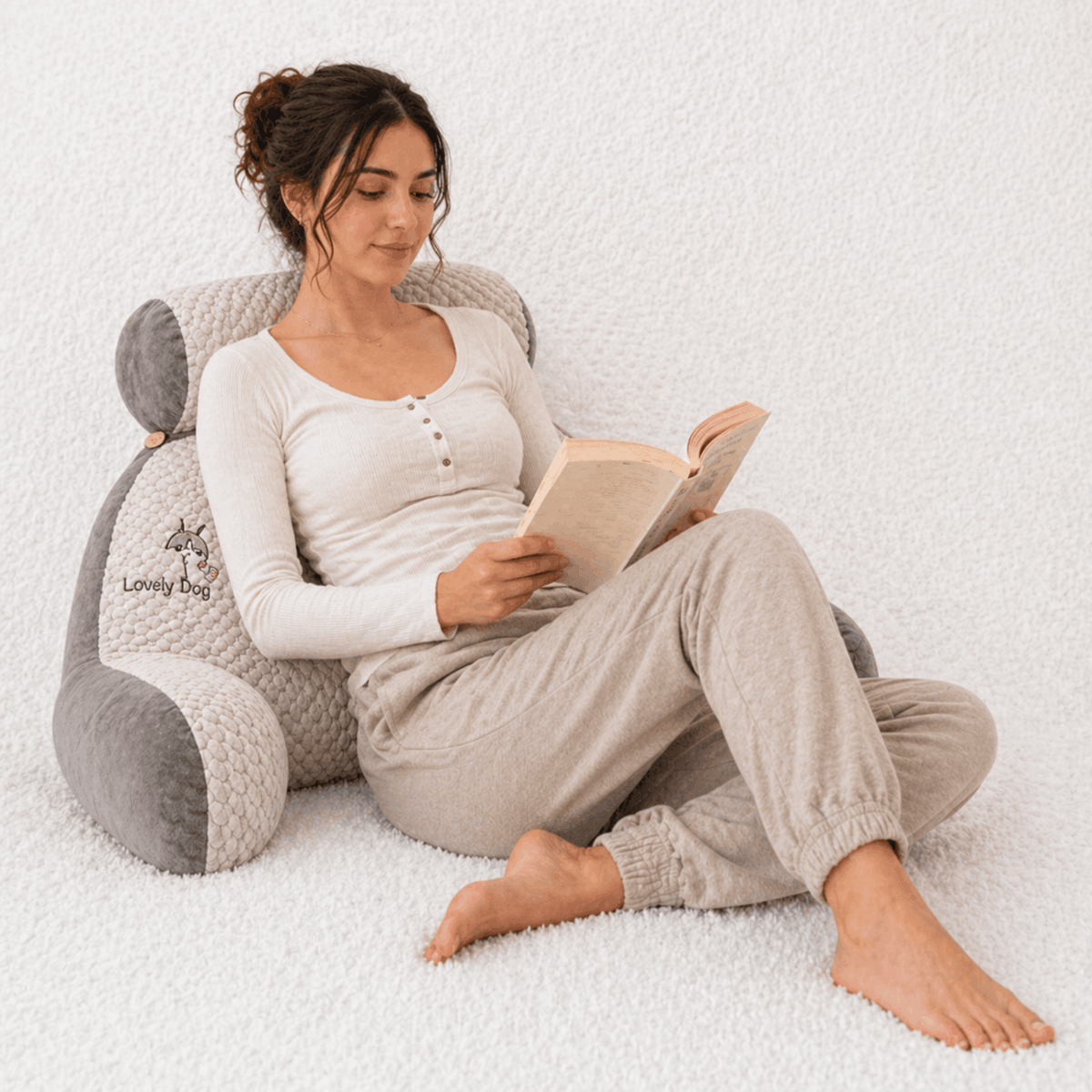 Une femme utilise le Coussin de Lecture Confort Chien