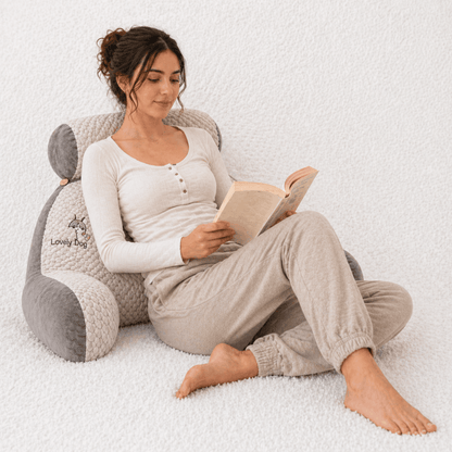 Une femme utilise le Coussin de Lecture Confort Chien