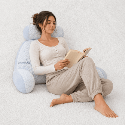 Une femme utilise le Coussin de Lecture Confort Dauphin 