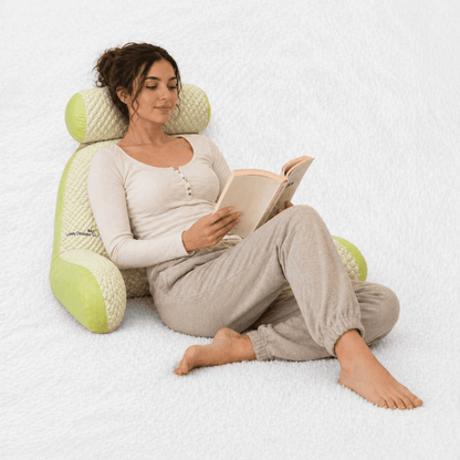Une femme utilise le Coussin de Lecture Confort Dinosaure 