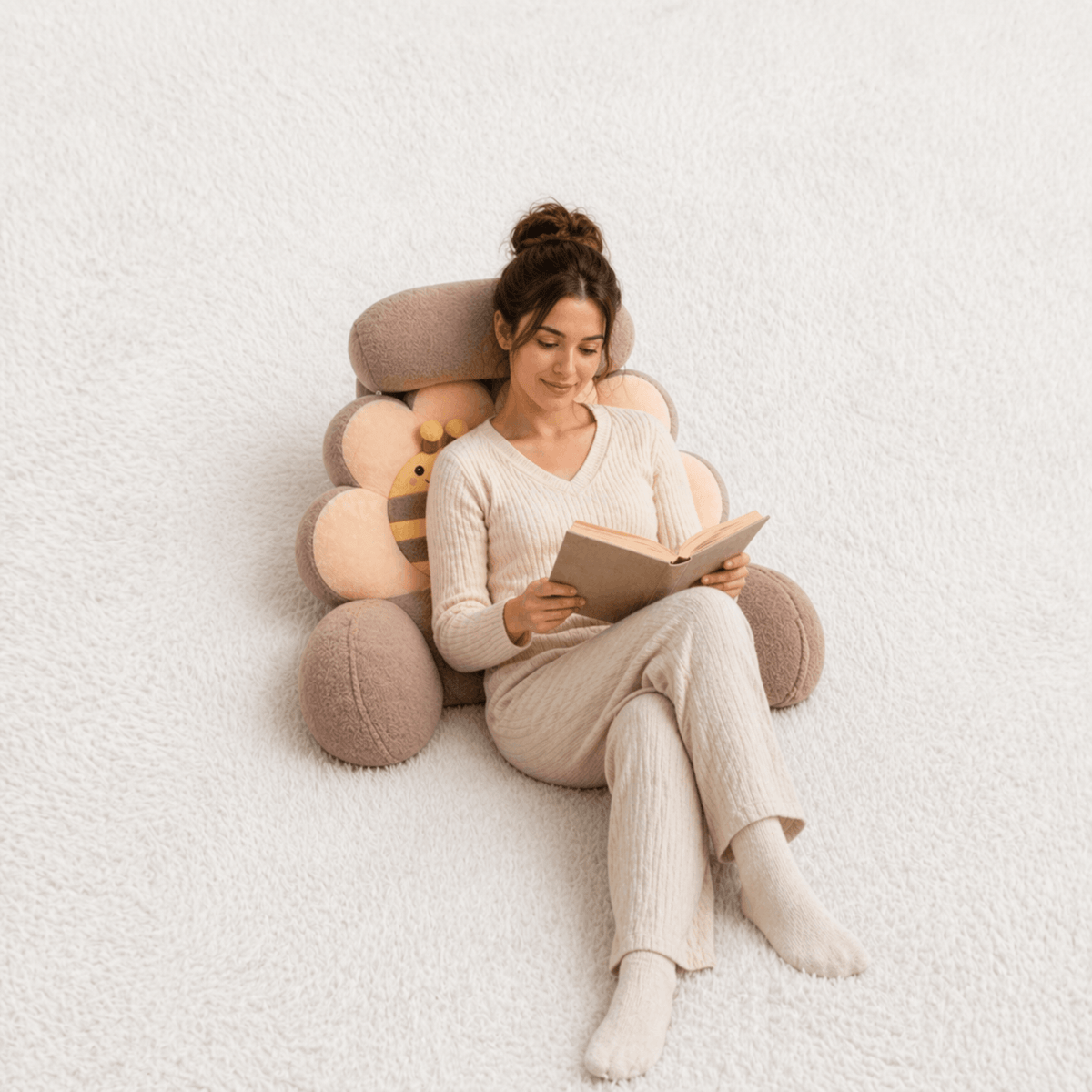 Une femme utilise le Coussin de Lecture Mignon Abeille