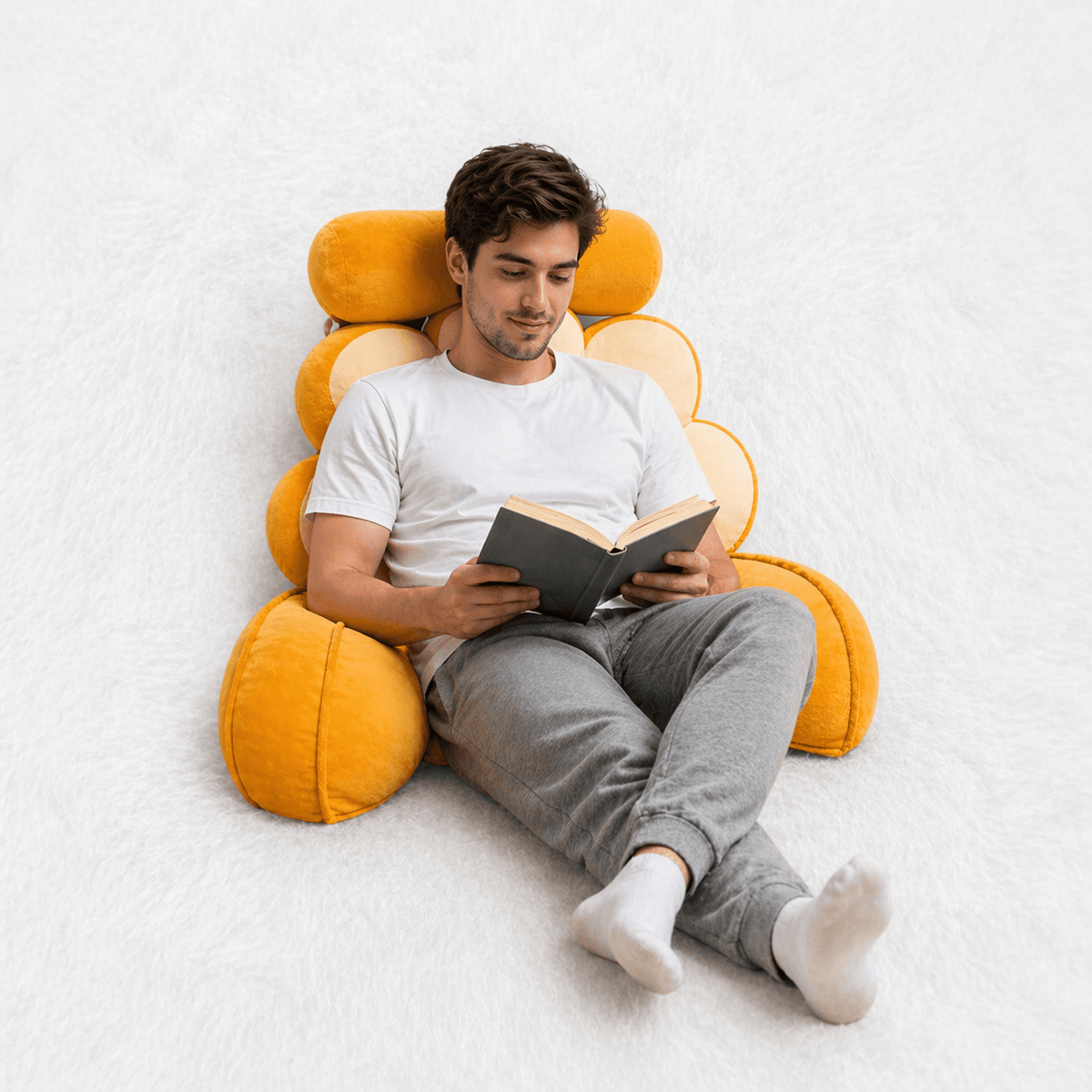 Un homme utilise le Coussin de Lecture Mignon Fleur 