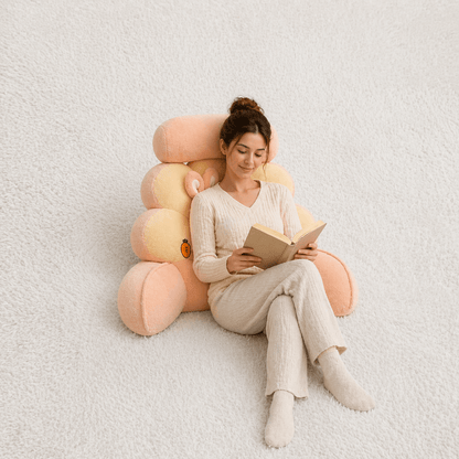 Une femme utilise le Coussin de Lecture Mignon Lapin 