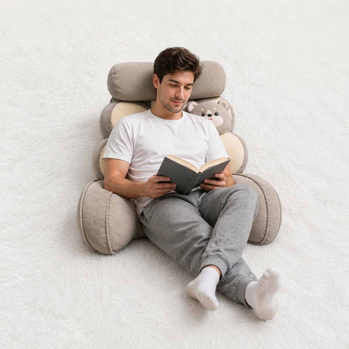 Un homme utilise le Coussin de Lecture Mignon Ourson 