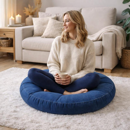 Une femme assise sur le Coussin de Sol Rond bleu