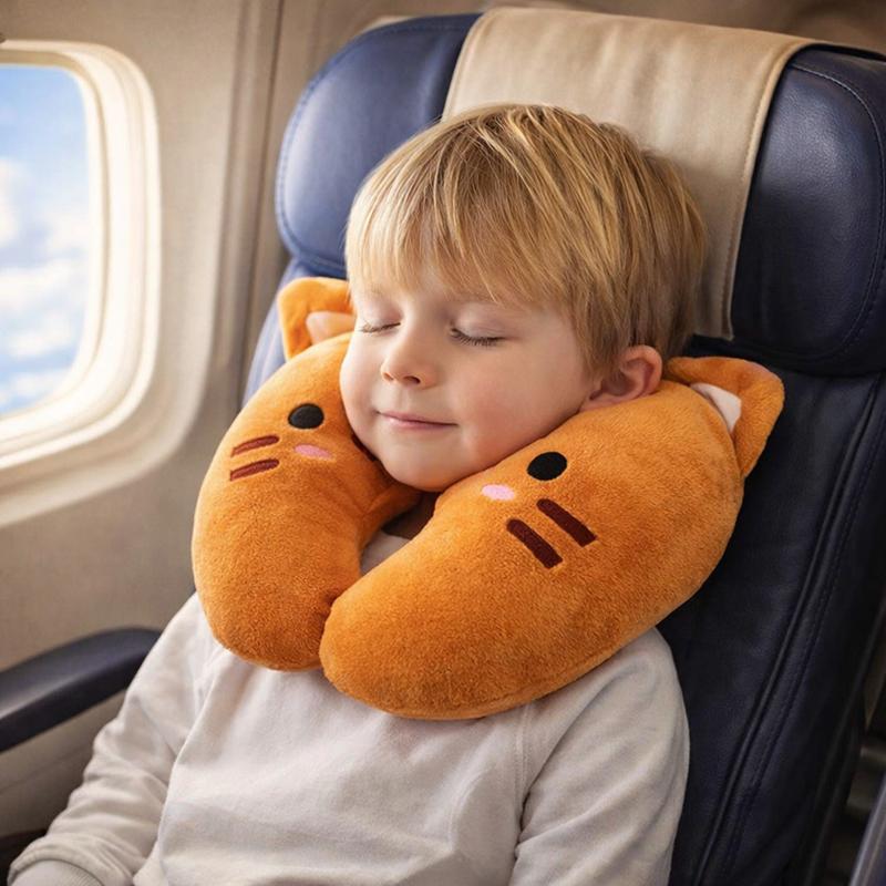 Un enfant porte le Coussin de Voyage Enfant chat 