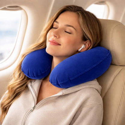 Ue femme porte le Coussin de Voyage Gonflable bleu