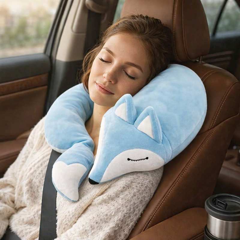 Une femme porte le Coussin de Voyage renard bleu