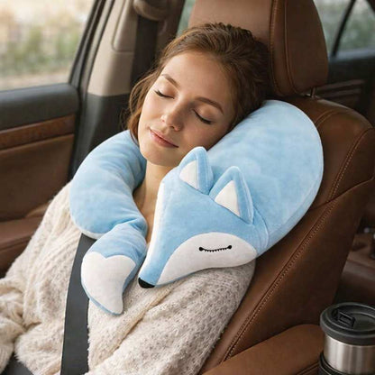 Une femme porte le Coussin de Voyage renard bleu