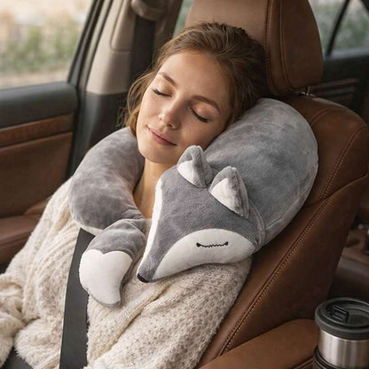 Une femme porte le Coussin de Voyage renard gris