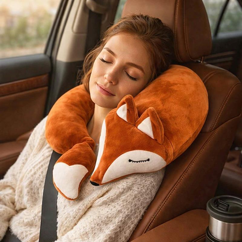 Une femme porte le Coussin de Voyage renard marron