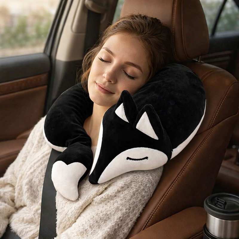 Une feme porte le Coussin de Voyage renard noir